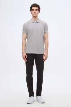 تي شيرت رمادي بقصّة عادية بياقة بولو مطرز - Фото 5