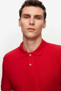 تي شيرت مطرز برقبة بولو مزخرف باللون الأحمر - Фото 3