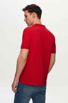 تي شيرت مطرز برقبة بولو مزخرف باللون الأحمر - Фото 8