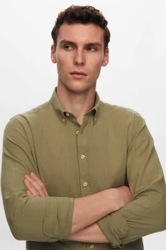 قميص أخضر بقصة ضيقة ومزين بالكتان و ياقة بأزرار - Фото 7