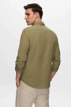 قميص أخضر بقصة ضيقة ومزين بالكتان و ياقة بأزرار - Фото 8