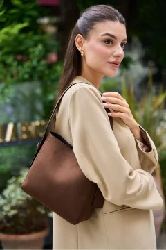 حقيبة كتف نسائية باللون البني مع حزام قابل للتعديل - Фото 3