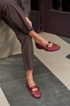 حذاء نسائي فلات شبكي بحزام مزدوج باللون البروغندي - Фото 9