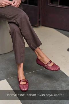 حذاء نسائي فلات شبكي بحزام مزدوج باللون البروغندي - Фото 1