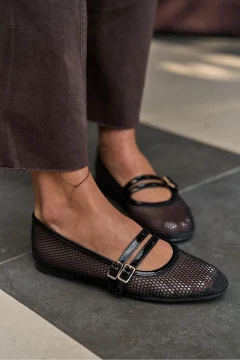 حذاء نسائي فلات شبكي مع حزام مزدوج باللون الاسود - Фото 4