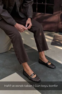 حذاء نسائي فلات شبكي مع حزام مزدوج باللون الاسود - Фото 3