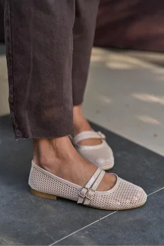 حذاء نسائي فلات شبكي بحزام مزدوج باللون البيج - Фото 7