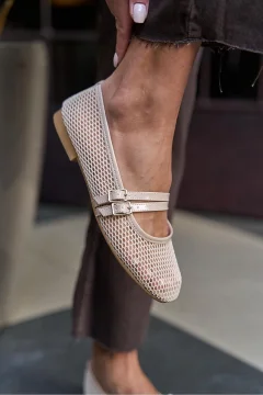 حذاء نسائي فلات شبكي بحزام مزدوج باللون البيج - Фото 8