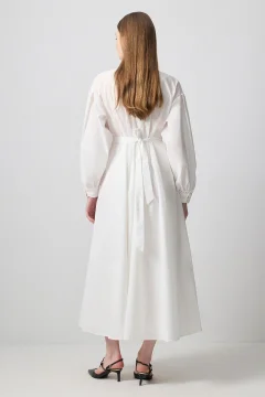 فستان من البوبلين بطيات مع تفاصيل زهور - Фото 3