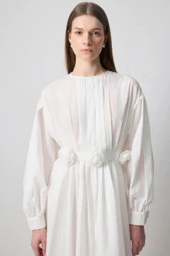 فستان من البوبلين بطيات مع تفاصيل زهور - Фото 4