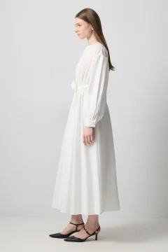 فستان من البوبلين بطيات مع تفاصيل زهور - Фото 2