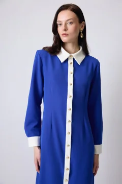 فستان كريب بأزرار ذهبية - Фото 4