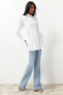 قميص من القطن الأبيض المطرز - Фото 2