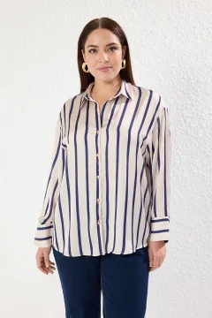 قميص من الساتان بخطوط إكرو - Фото 2