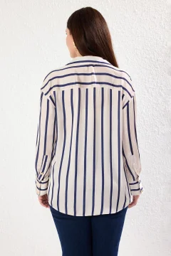 قميص من الساتان بخطوط إكرو - Фото 9