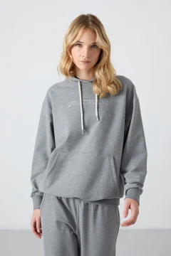 طقم بدلة رياضية نسائية باللون الرمادي - Фото 6