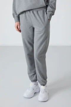 طقم بدلة رياضية نسائية باللون الرمادي - Фото 3