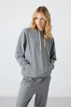 طقم بدلة رياضية نسائية باللون الرمادي - Фото 9