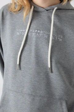 طقم بدلة رياضية نسائية باللون الرمادي - Фото 4