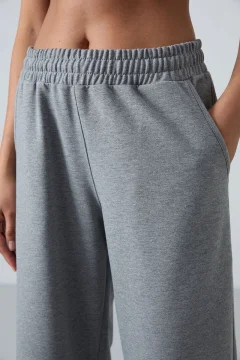 بنطلون رياضي نسائي واسع الساق بلون رمادي - Фото 3