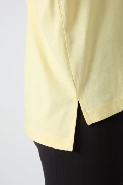 تي شيرت نسائي أصفر كبير الحجم مع أزرار ناعمة - Фото 9