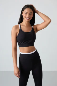 طقم رياضي تي شيرت كابري قصير وبنطال ضيق باللون الاسود - Фото 7