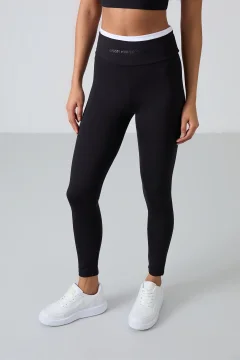 طقم رياضي تي شيرت كابري قصير وبنطال ضيق باللون الاسود - Фото 6