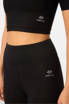 طقم رياضي تي شيرت كابري قصير أسود وبنطال ضيق - Фото 6