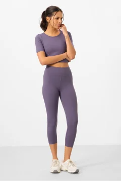 طقم نسائي رياضي من بلوزة رياضية قصيرة باللون الارجواني وبنطال ضيق - Фото 3