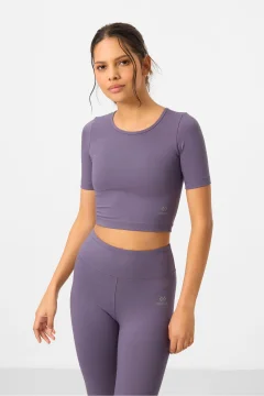 طقم نسائي رياضي من بلوزة رياضية قصيرة باللون الارجواني وبنطال ضيق - Фото 5