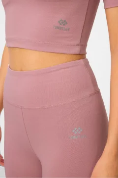 طقم نسائي رياضي من بلوزة قصيرة وبنطال ضيق بقصة ضيقة باللون الوردي - Фото 2