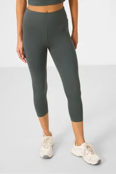 طقم نسائي رياضي ضيق باللون الرمادي - Фото 6