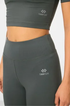 طقم نسائي رياضي ضيق باللون الرمادي - Фото 2