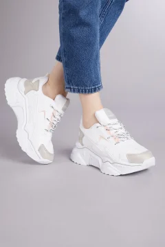 حذاء رياضي أبيض ورمادي للنساء - Фото 4