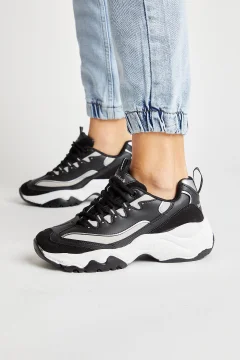 حذاء رياضي أسود وأبيض نسائي - Фото 5