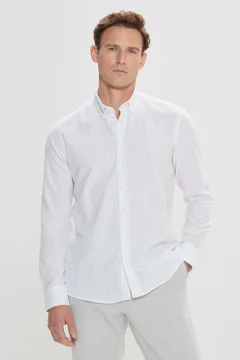 قميص رجالي أبيض بقصة ضيقة وياقة بأزرار - Фото 2