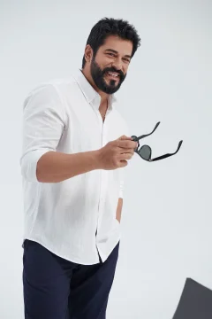 قميص رجالي أبيض بقصة ضيقة وياقة بأزرار - Фото 3