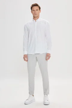 قميص رجالي أبيض بقصة ضيقة وياقة بأزرار - Фото 8