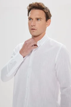 قميص رجالي أبيض بقصة ضيقة وياقة بأزرار - Фото 9