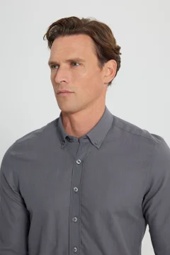 قميص رجالي بقصة ضيقة وياقة بأزرار باللون الرمادي - Фото 4