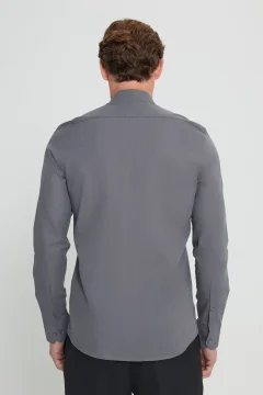 قميص رجالي بقصة ضيقة وياقة بأزرار باللون الرمادي - Фото 9