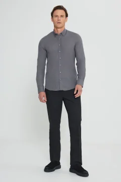 قميص رجالي بقصة ضيقة وياقة بأزرار باللون الرمادي - Фото 2