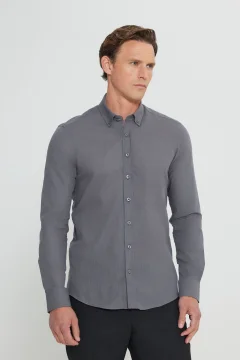 قميص رجالي بقصة ضيقة وياقة بأزرار باللون الرمادي - Фото 7