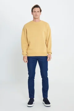 سويت شيرت رجالي بلون الخردل كبير الحجم بياقة دائرية - Фото 2