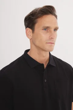 تي شيرت رجالي ذو رقبة بولو باللون الأسود الداكن - Фото 9