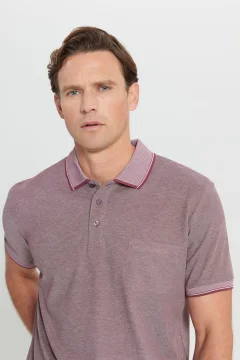 تي شيرت رجالي ذو قصة مريحة بياقة بولو باللون البروغندي - Фото 5