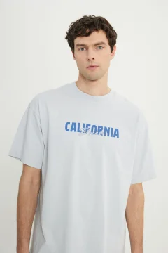 تي شيرت رجالي ذو لون رمادي-أزرق كبير الحجم وقصة واسعةبياقة دائرية - Фото 4