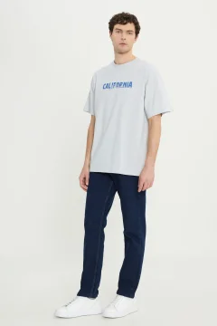 تي شيرت رجالي ذو لون رمادي-أزرق كبير الحجم وقصة واسعةبياقة دائرية - Фото 6