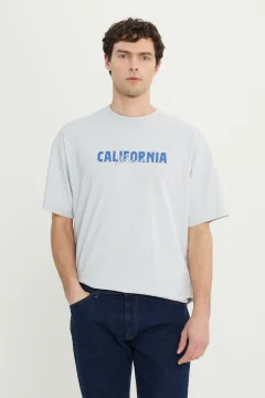 تي شيرت رجالي ذو لون رمادي-أزرق كبير الحجم وقصة واسعةبياقة دائرية - Фото 3