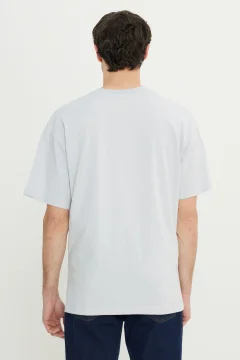 تي شيرت رجالي ذو لون رمادي-أزرق كبير الحجم وقصة واسعةبياقة دائرية - Фото 9